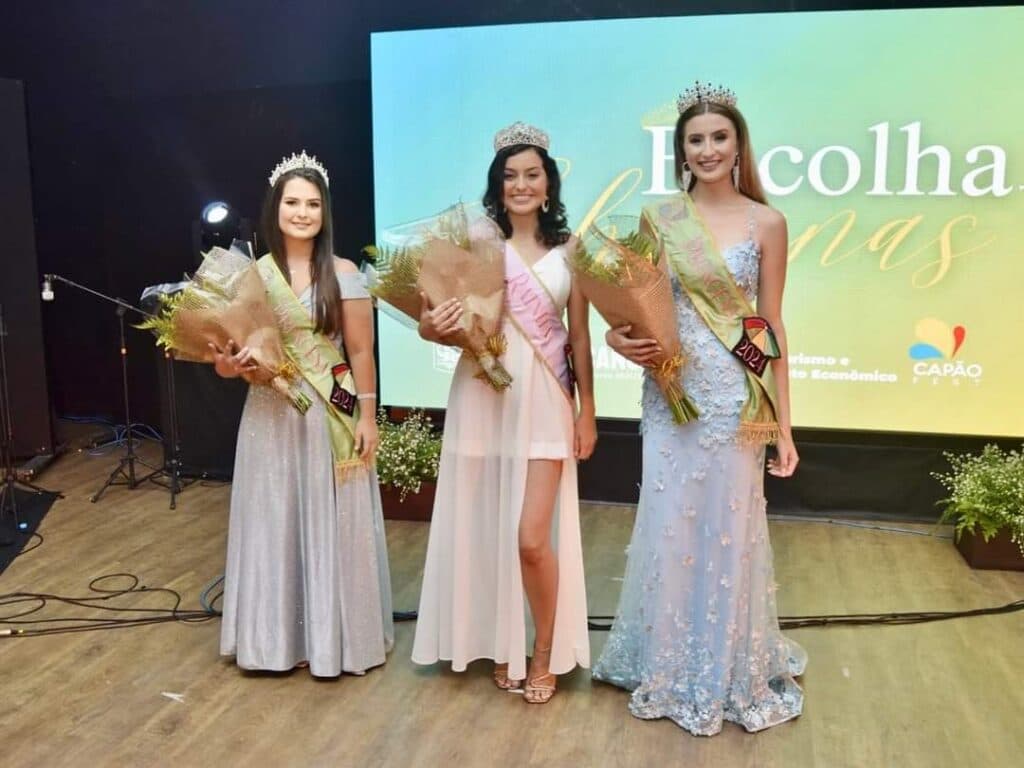 Soberanas de edições anteriores do Capão Fest posando juntas